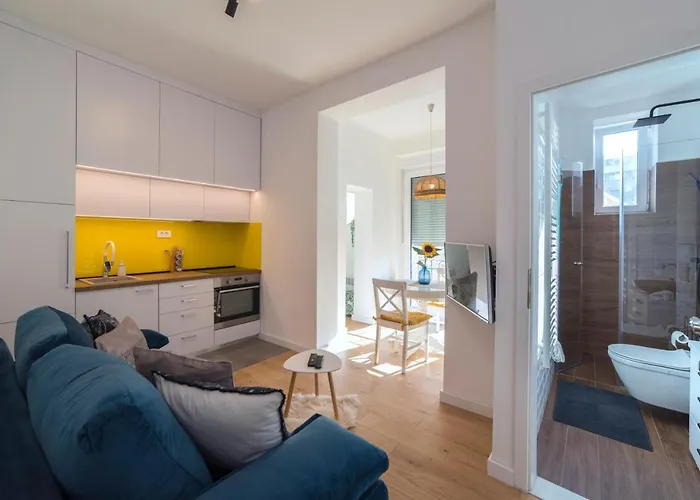 Green Leaf Apartment