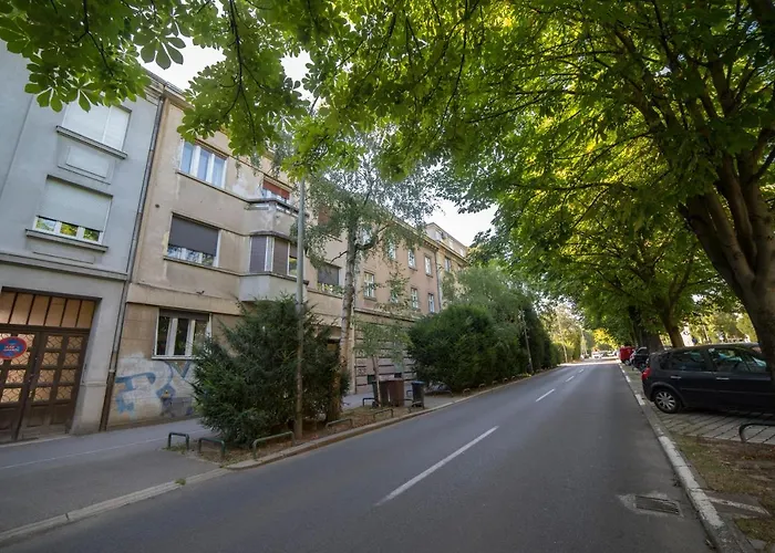 Green Leaf Apartment